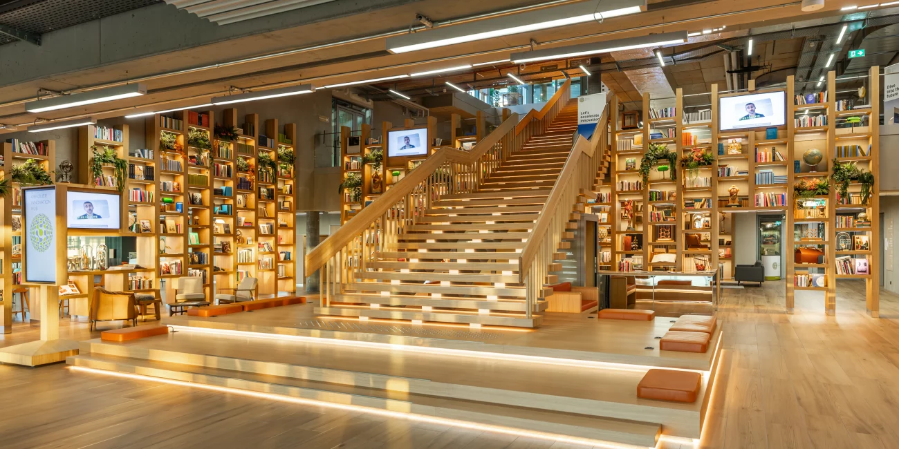 Agencement intérieur et habillage bois de l'escalier au pôle d'innovation de Genolier.