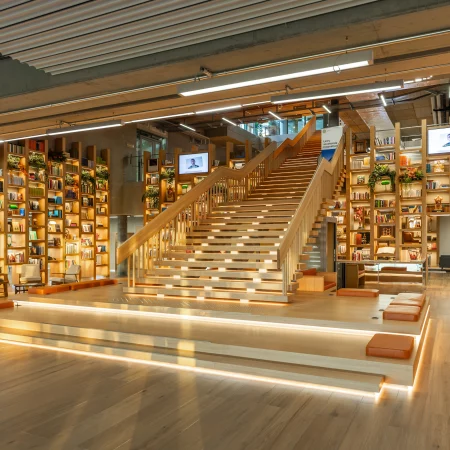 Agencement intérieur et habillage bois de l'escalier au pôle d'innovation de Genolier.