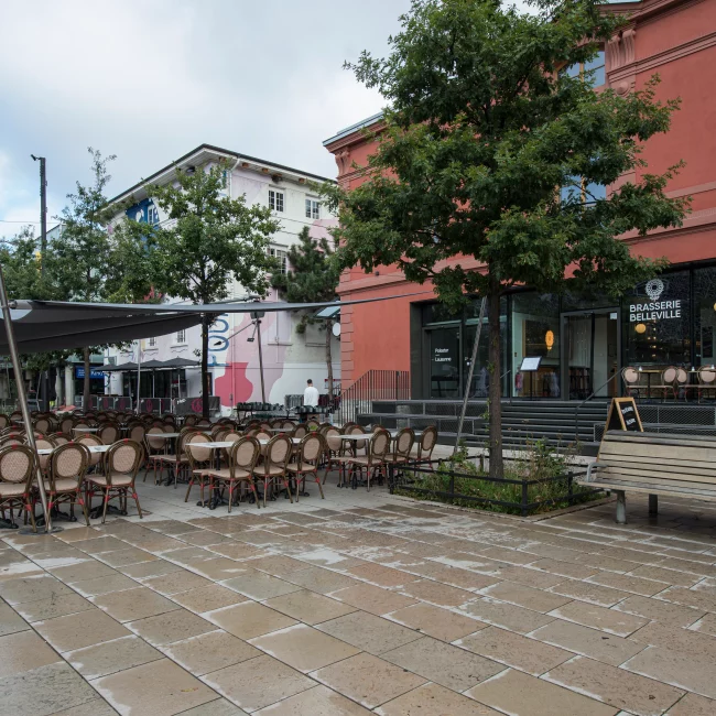 Aménagement extérieure sur mesure en bois pour la Brasserie de Belleville à Lausanne - Menuiserie Ledermann